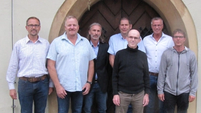 Verabschiedung im Bauhof Hirschau: (von links) Thomas Dotzler (Bauamt), Roland Siegler (Bauhofleiter), Christian Horn (Bauhof), Personalrat Martin Beck (Bauamt), Hans-Jörg Schröter, Bürgermeister Hermann Falk, Marco Weidinger (Bauhof, Leitung Gärtnerei). (Bild: Gerhard Fleischmann)