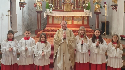 Pfarrer Heribert Stretz mit den neuen Ministranten und Ministrantinnen der Pfarrei Kastl (von links) Sophia Thaller, Ben Stangl, Finja Will, Pfarrer Stretz, Marie Poisel, Leni Bader und Magdalena Kirchberger. (Bild: Markus Kaufmann)