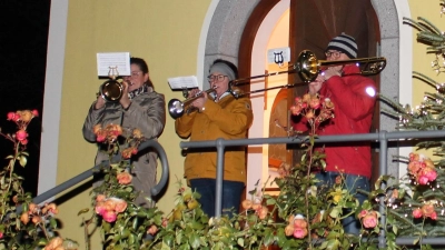 Michaela Hummer, Manuela und Martin Hinkel stimmen die Gutenfürster auf Weihnachten ein. (Bild: Veronika Hinkel)