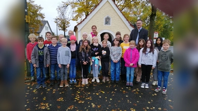 Die Klasse 4c der Grundschule Stulln besuchte Bürgermeister Hans Prechtl im Rathaus.<br> (Bild: Herbert Rohrwild/exb)