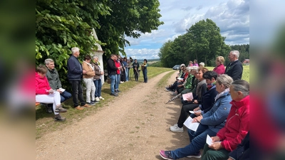 Gut besucht war die vom Pfarrgemeinderat Unterauerbach und den Musikanten der Blaskapelle Auerbachtal gestaltete Maiandacht an der Marklbauernkapelle. (Bild: Franz Grabinger)