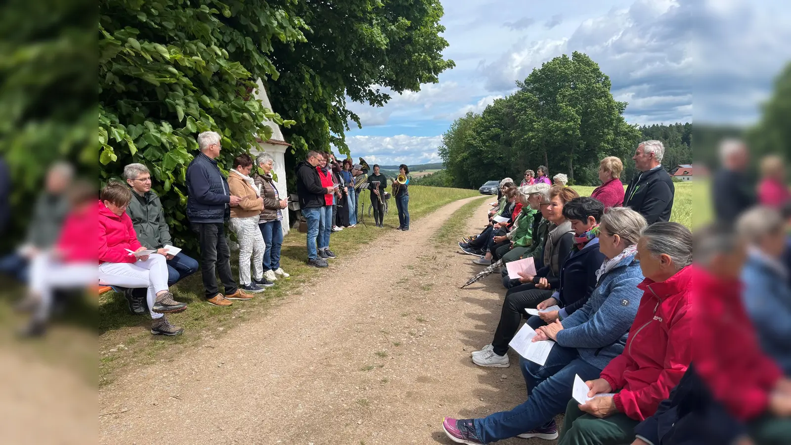 Gut besucht war die vom Pfarrgemeinderat Unterauerbach und den Musikanten der Blaskapelle Auerbachtal gestaltete Maiandacht an der Marklbauernkapelle. (Bild: Franz Grabinger)