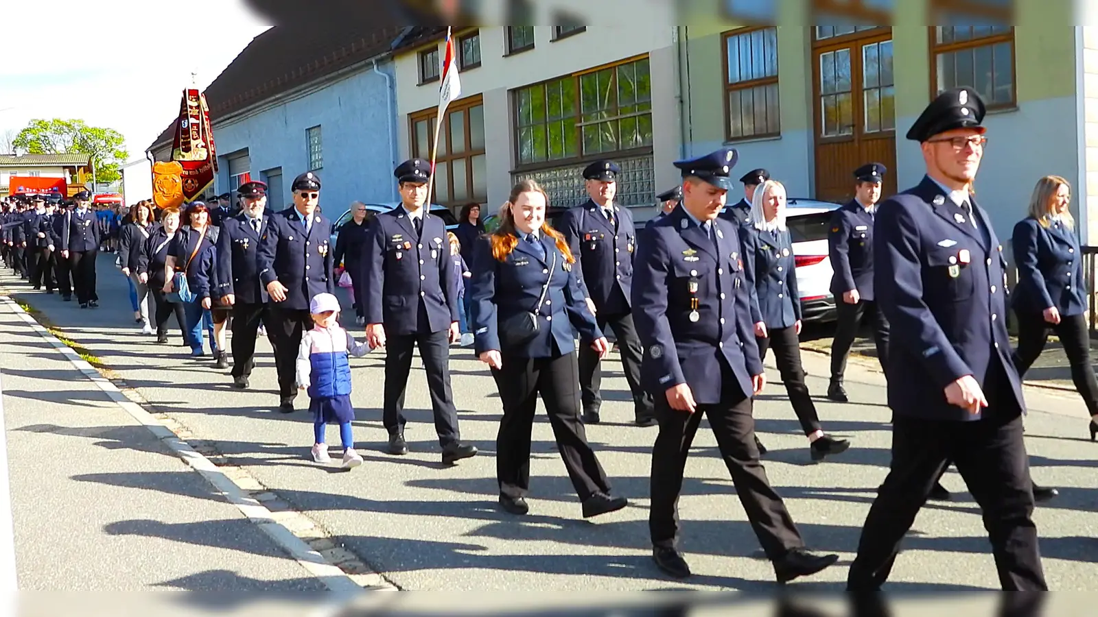 Abholung der FW Moosbach vom Generationenpark in&#39;s Gerätehaus durch die FW VOH mit den „Staßenmusikanten”. (Bild: Manfred Stangl )