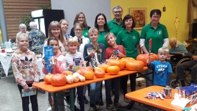 Die Gewinner des Kürbiswettbewerbes - Obst- und Gartenbauverein Kemnath bei der Preisverleihung. (Bild: Engl Elke)