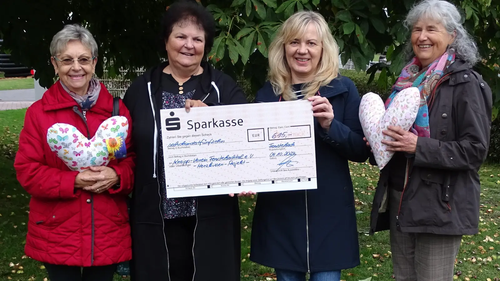 Ursula Kass vom Golfclub Lauterhofen (Zweite von links) übergibt Marianne Kroner, Organisatorin des Herzkissen-Projekts (Zweite von rechts), Karin Waldmann (rechts) und Anneliese Lahs (links) eine Spende von 615 Euro.  (Bild: Karl Kroner)