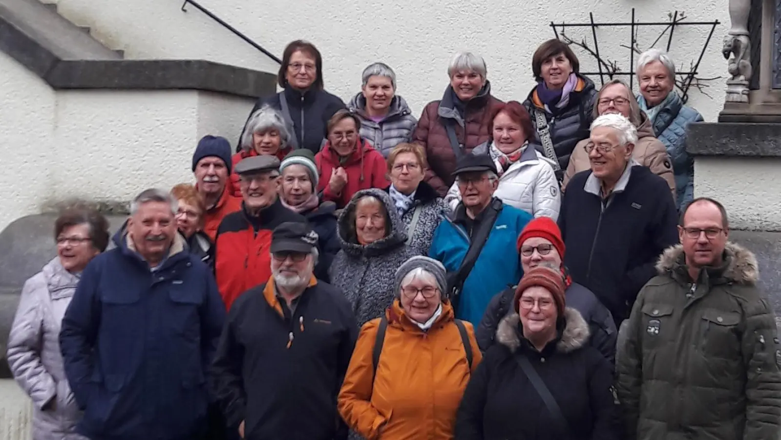 : Die Senioren/innen trafen sich zu einem gemeinsamen Gruppenfoto vor dem Alten Rathaus in Weiden  (Bild: Brigitte Riederer)