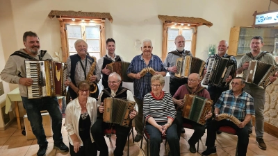 vorne von links: Maria Storek, Hans Fröhlich, Marianne Helm, Theo Helgert, Werner Ponnath<br>hinten von links: Roland Hansl, Willi Prechtl, Stefan Scheufler, Dieter Paulus, Herbert Storek, Gerhard Retzer, Andreas Gradl. (Bild: Bärbel Hecht)