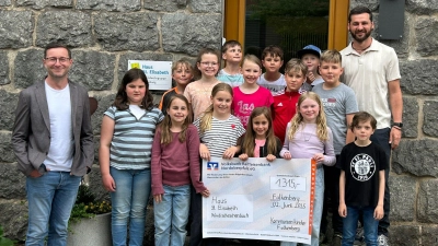 Die Kommunionkinder überreichten Einrichtungsleiter Peter Wasel (hinten rechts) und den Leiter der Jugendwohngruppen Tino Dubrowski (vorne links) ihre Spende von 1.315 Euro. (Bild: Kathrin Bischof)