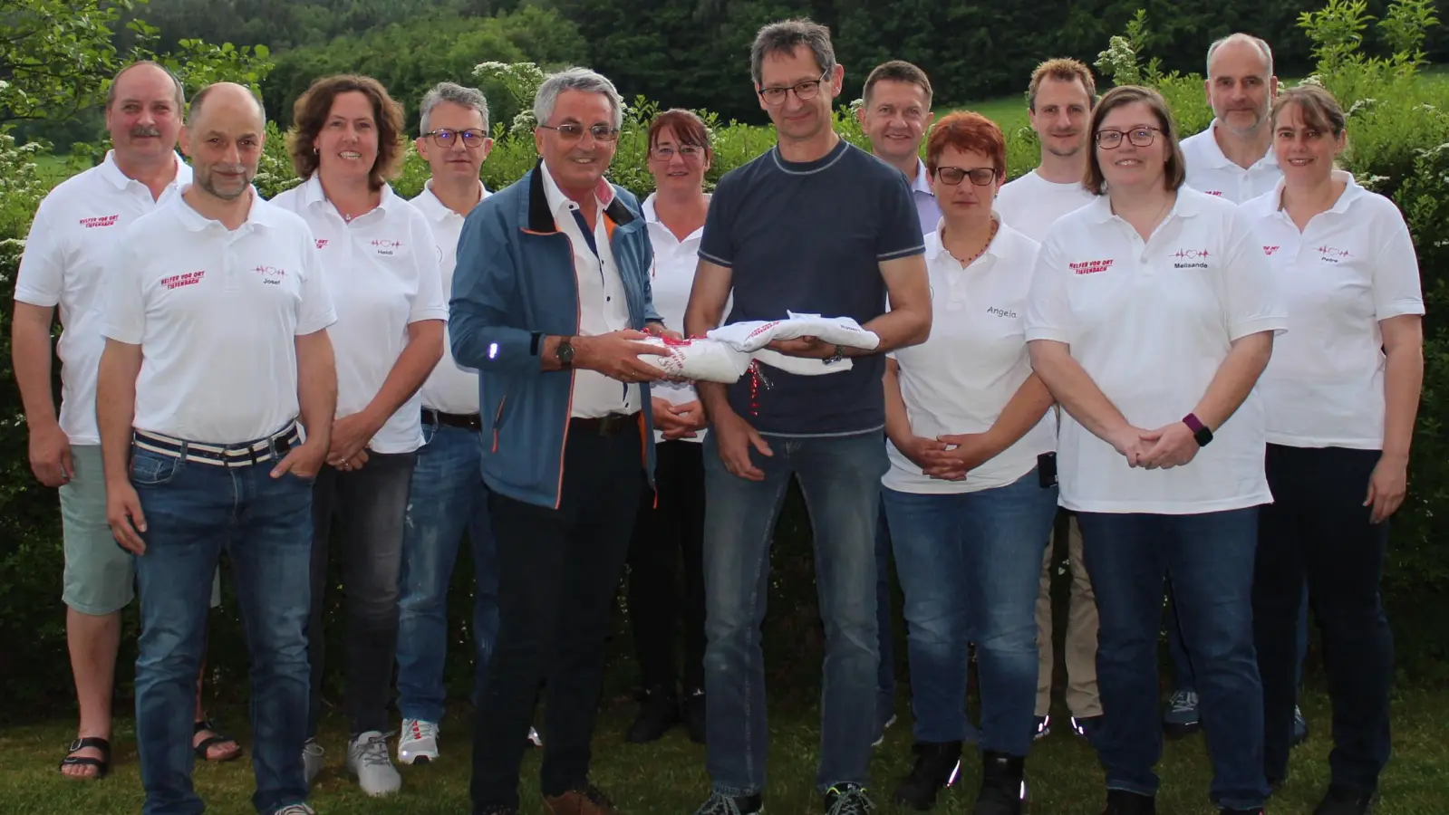 In den neuen Poloshirts mit dem Logo des HvO präsentiert sich die Helfer vor Ort Gruppe Tiefenbach bei der Jahreshauptversammlung. Vorstand Ludwig Prögler (Mitte) dankte Franz Hoffmann, der diese bestickt und geliefert hat. (Bild: Nikolaus Scherr)