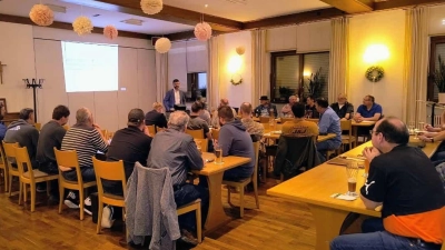 Die Mitglieder bei der Genossenschaftsversammlung im Gasthaus Schiesl (Bild: Hans-Jürgen Mehler)