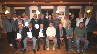 Viele Mitglieder der Spielvereinigung Trabitz halten ihrem Verein seit 50 und mehr Jahren die Treue. Rechts Vorsitzender Martin Pepiuk, links Thomas Graml, Bezirksvorsitzender des Bayerischen Fußballverbands. (Bild: Bernhard Piegsa )