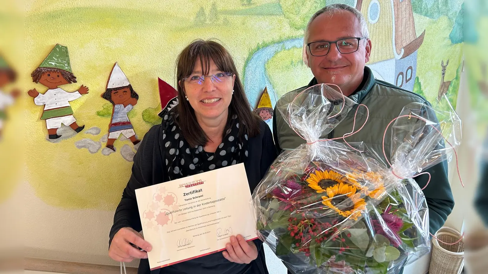 Bürgermeister Hubert Kraus überreicht einen Blumenstrauß an Tania Schraml. (Bild: Sabine Schinner)