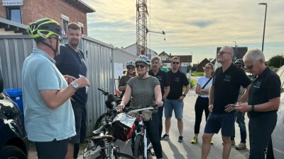Bürgermeister Edgar Knobloch gab bei der Sommerradtour der CSU Erläuterungen zum Baugbiet Am Bühl in Gössenreuth. Bild: Jürgen Hofmann  (Bild: Gerald Morgenstern)