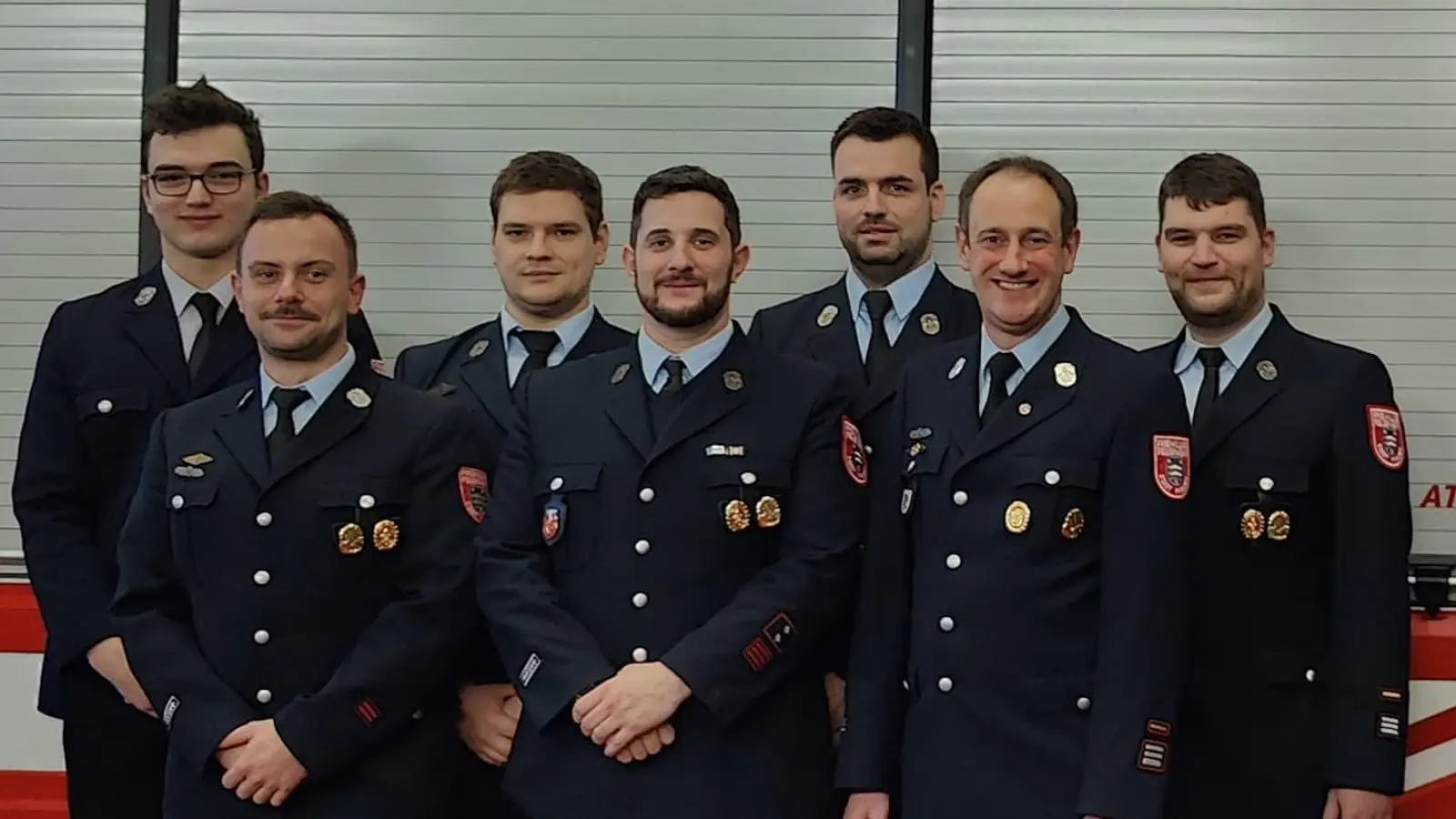 Beförderte Mitglieder, Vorstand Florian Fröhler, Vorstand Stefan Meißner, Kommandant Hannes Menzl, (4. bis 2. von rechts), stellv. Kommandant Philipp Auer (1. von rechts).  (Bild: Florian Fröhler)