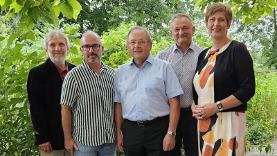Hans Klug (Mitte) ist neuer Präsident des Lions Clubs Oberpfälzer Wald. Er folgt auf Thorsten Matheja (Zweiter von links). Das Amt der Vizepräsidentin übernimmt Diana Neidhardt (rechts). Zum Club-Sekretär wurde Roman Sorgenfrei (links), zum Clubmaster Walter Brey (Vierter von links) gewählt. Nicht mit auf dem Bild ist die neue Schatzmeisterin Martina Lampier.  (Bild: Siegfried Rossmann)