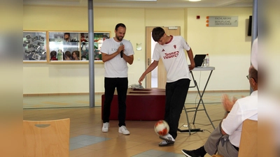 Der ehemalige Fußballprofi Manuel Bühler (links) erzählte im Beruflichen Schulzentrum in Amberg, wie wichtig der Glaube für ihn ist. Aber natürlich geht es auch ganz praktisch um Fußball.  (Bild: Claudia Wittmann/exb)