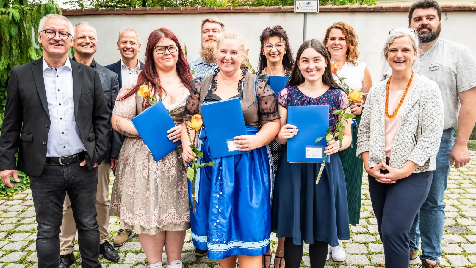 Die Jahrgangsbesten wurden mit dem Staatspreis der Regierung der Oberpfalz für sehr gute Leistungen ausgezeichnet.  (Bild: Schophoff/exb)