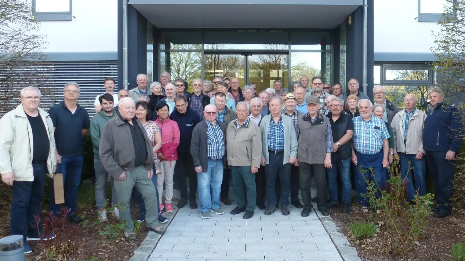 Im Namen der Feuerwehrsenioren bedankte sich Josef Haberl bei Betriebsleiter Martin Kreuzer und Michael Haberl für die interessante Führung durch den Betrieb der Firma Irlbacher. (Bild: Hans Vogl)