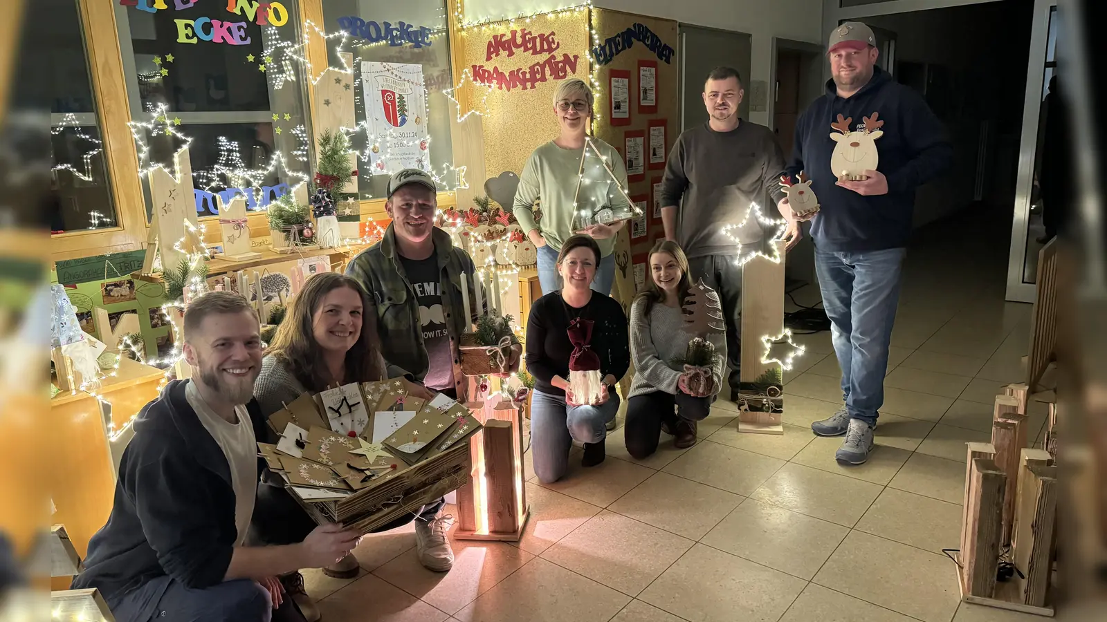 Das Bild Zeigt den Elternbeirat, den Kinderhausleiter Bastian Peetz (links) mit den Weihnachlichen Dekoartikeln. (Bild: Daniel Fiebig)