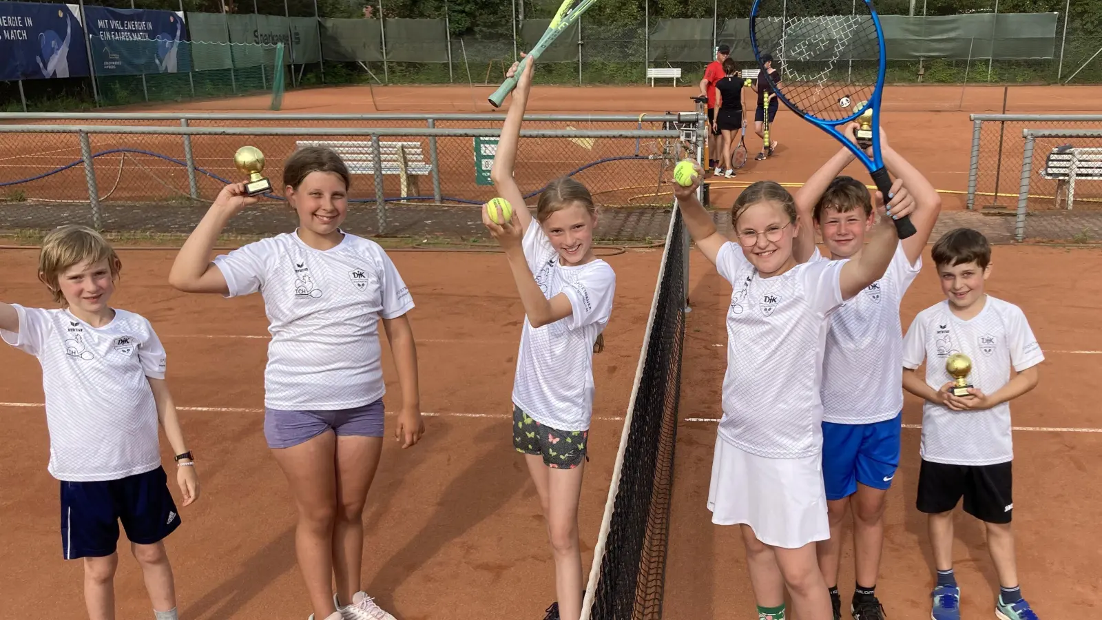 Freudestrahlend und stolz halten sie die Pokale hoch, die den Kindern bei einer kleinen Abschlussfeier als Anerkennung überreicht wurden. V. l.: Michael Höcherl, Franziska Donhauser, Mathilda Höcherl, Elisa Blödt, Jonathan Dütsch und Frederik Herbert.  (Bild: Eduard Hanauer)