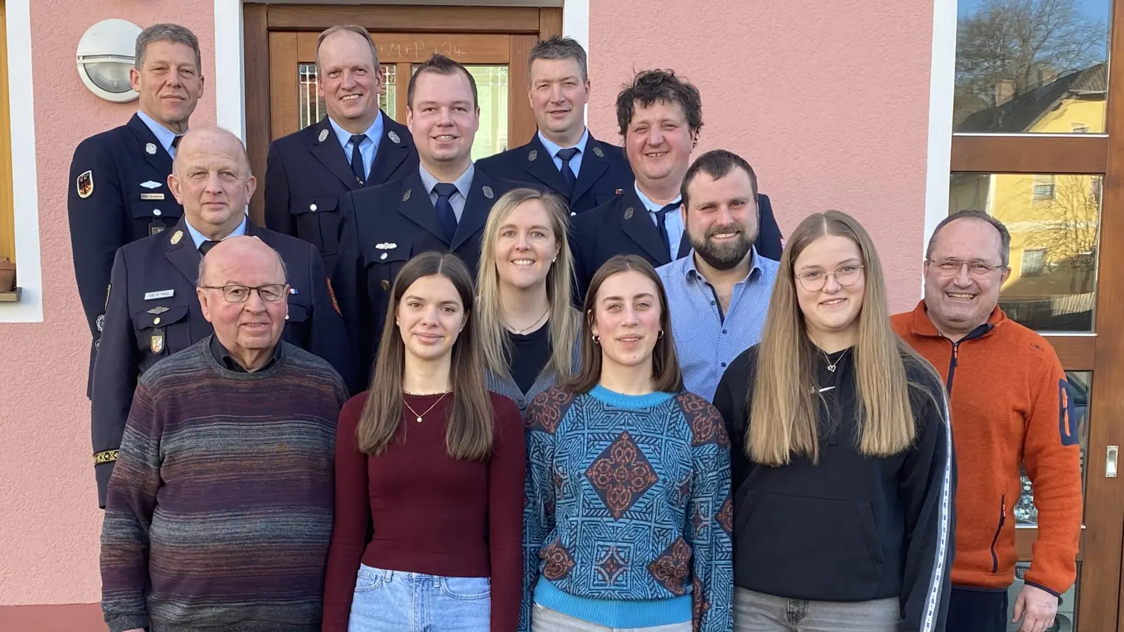 Die Neuaufnahmen (von vorne links) Pfarrer Wilhelm Bauer, Katharina Götz, Jessica Schlosser, Sarah Liebl, Christian Ostermeier und Emma Zitzmann mit den Vertretern des Landkreises , der Vorstandschaft und Bürgermeister Ludwig Gürtler. (Bild: Josef Glas)