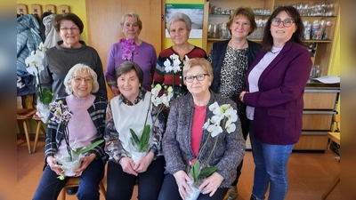 Die Gründungsmitglieder mit Gründungsvorsitzender Annemarie Melcher (sitzend rechts) sowie stellvertretender Kreisvorsitzender Marianne Forster (stehend 1.v.re) und Vorsitzender Brigitte Hammer (stehend 2.v.re).<br><br> (Bild: Alfred Hammer)