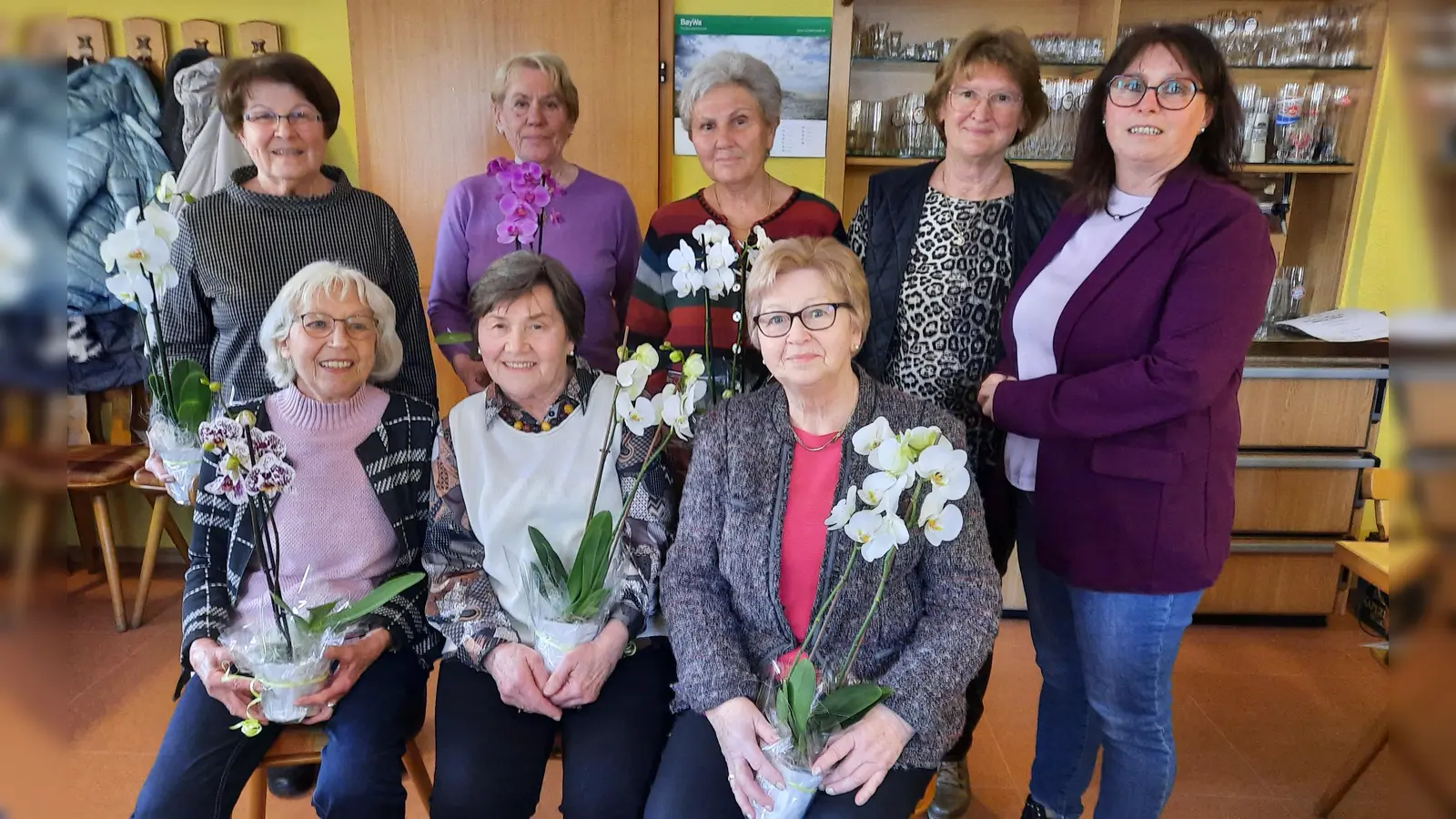 Die Gründungsmitglieder mit Gründungsvorsitzender Annemarie Melcher (sitzend rechts) sowie stellvertretender Kreisvorsitzender Marianne Forster (stehend 1.v.re) und Vorsitzender Brigitte Hammer (stehend 2.v.re).<br><br> (Bild: Alfred Hammer)