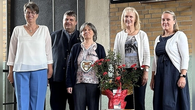 bei der Verabschiedung in der Turnhalle (von links) Rektorin Gabi Pirner, Dieter Dehling (1.Bürgermeister der Gemeinde Illschwang), Christine Schaffenroth, Brigitte Bachmann-Mühlinghaus (Schulverbandsvorsitzende) und Sonja Übler (Vorsitzende des Elternbeirats) (Bild: Norbert Weis )
