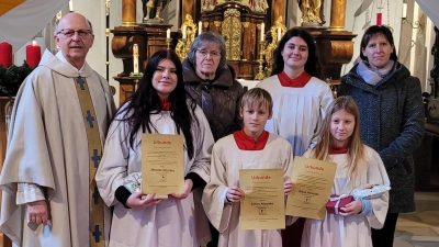 Pfarrer Rösl mit den verabschiedeten Ministranten sowie Mesnerin Maria Kühner, Ministrantin Patrizia Landgraf und Betreuerin Erika Biegerl. (Bild: Christa Forster)