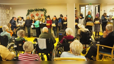 Schüler der Grund- und Mittelschule Neusorg besuchen die Senioren im Senioren-Servicehaus Neusorg. (Bild: Alexander Köstler)