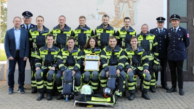 Die aktiven Atemschutzträger der Gleiritscher Feuerwehr mit Bürgermeister Josef Pretzl und Georg Roth (links) und dem 2. Kommandanten Christian Wilhelm sowie dem 1. Kommandanten Benjamin Schwarz (hintere Reihe rechts). (Bild: Alois Köppl)