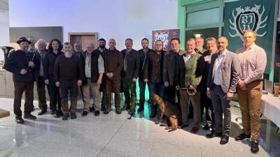 v.l.n.r.: Eduard Forster, Michael Forster, Josef Gollwitzer, Ulrike Guttenberger, Roland Bäumler, Anton Schwarzmeier, Martin Götz, Thomas Zielbauer, Sascha Freymann, Florian Forster, Maximilian Ram, Michael Kraus, Christian Ertl, Baron von Gemmingen Hornberg, Hans Klünner, Pfarrer Udo Klösel, Bürgermeister Armin Bulenda, Simon Heiser. (Bild: Nicole Wittmann)