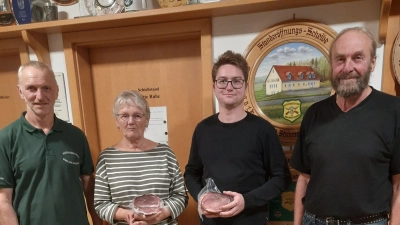 Werner Söhnlein, Hildegard Schötz, Andreas Müller und Ernst Kölbel mit ihren (schweren) Preisen. (Schinken stücke jeweils über 1 kg.) (Bild: Hans Sieß)