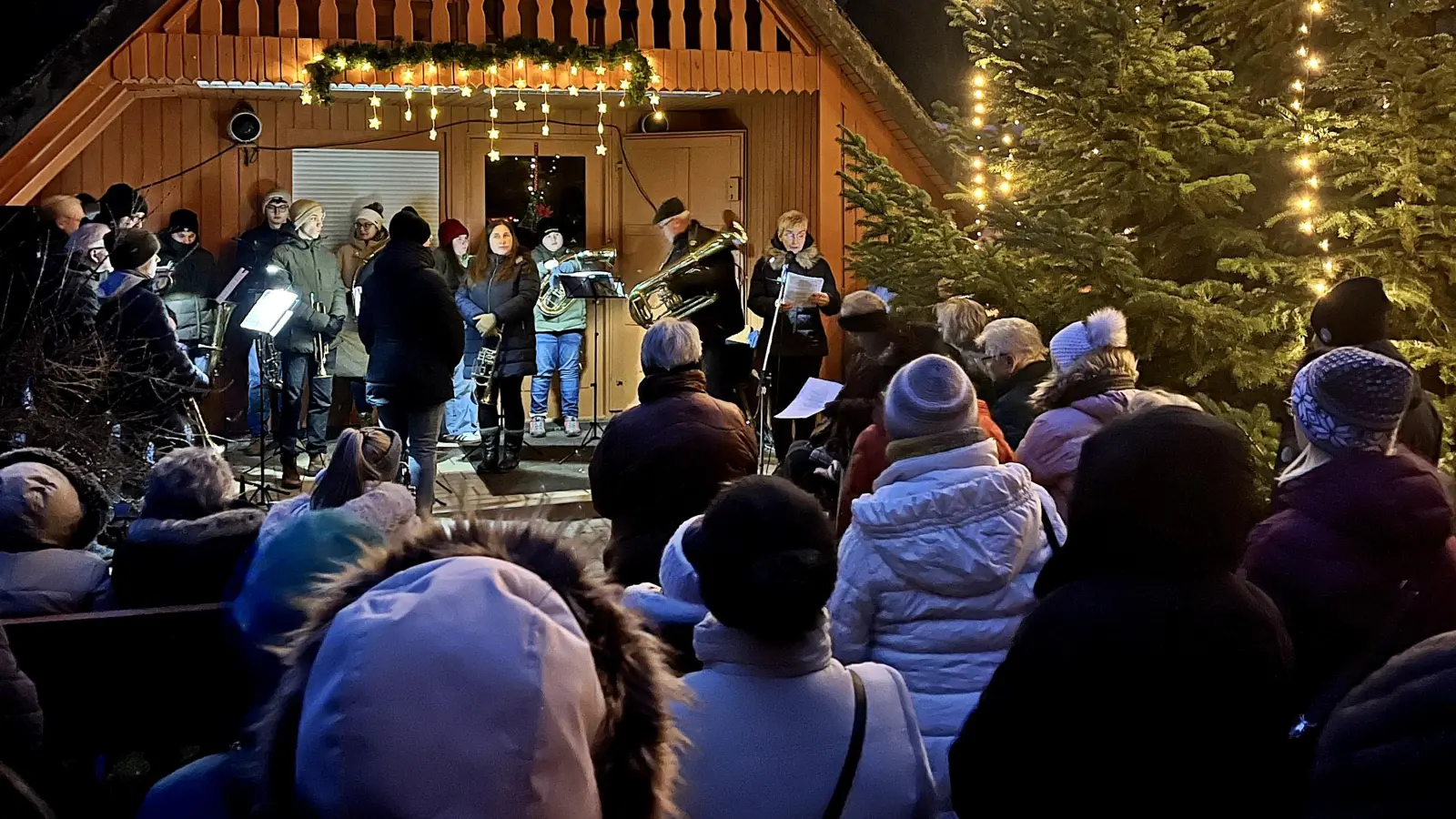 Der evangelische Posaunenchor Neunkirchen spielte, die Besucher hörten geduldig zu, stimmten gar gesanglich ein bei „Stille Nacht, heilige Nacht“ ein. (Bild: Reinhard Kreuzer)