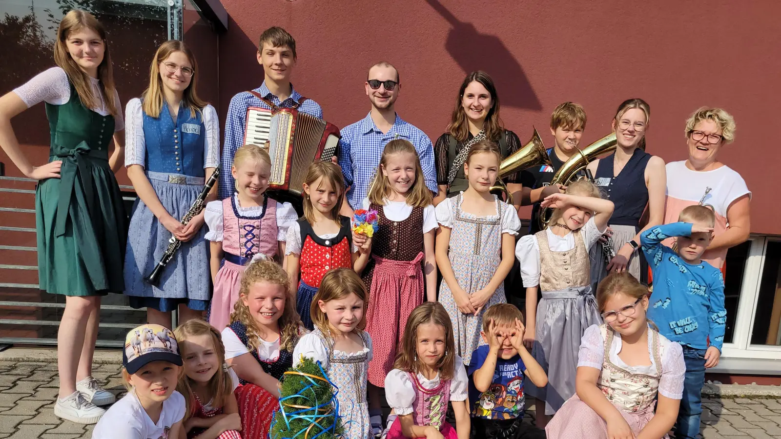 Zusammen mit den Musikern freuten sich die Nachwuchs-Kirwapaare über ihr Oberkirwapaar. (Bild: Irene Klier)