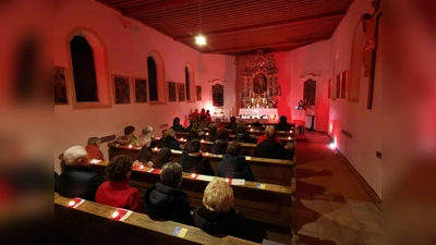 Zahlreiche Kirchenbesucher führen den ersten Red Wednesday in der Sebastiankapelle zum Erfolg. (Bild: gz)