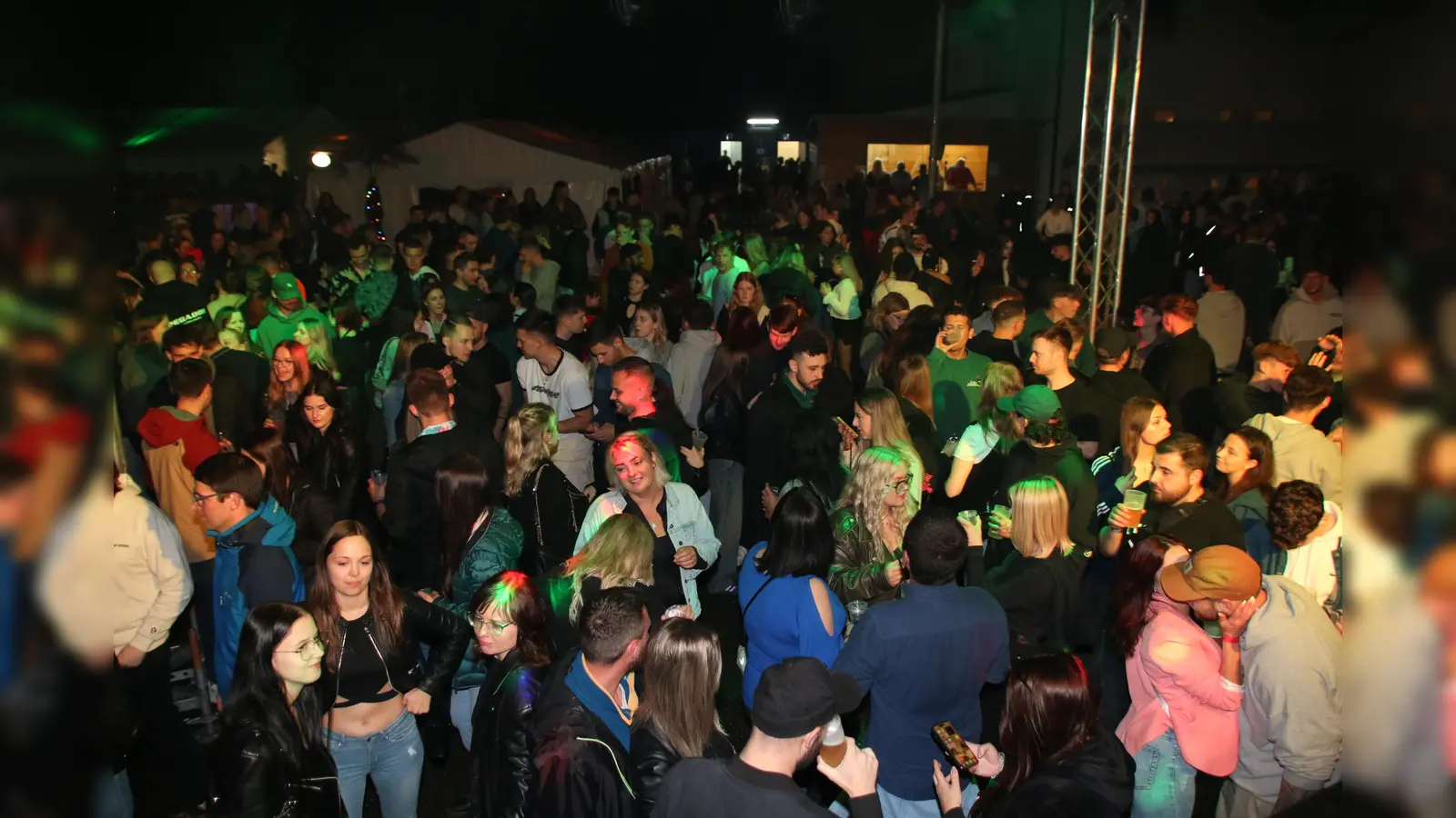 Trotz Dauerregens kamen hunderte Gäste auf die beliebte Beachparty nach Dießfurt. (Bild: Stefan Neidl)