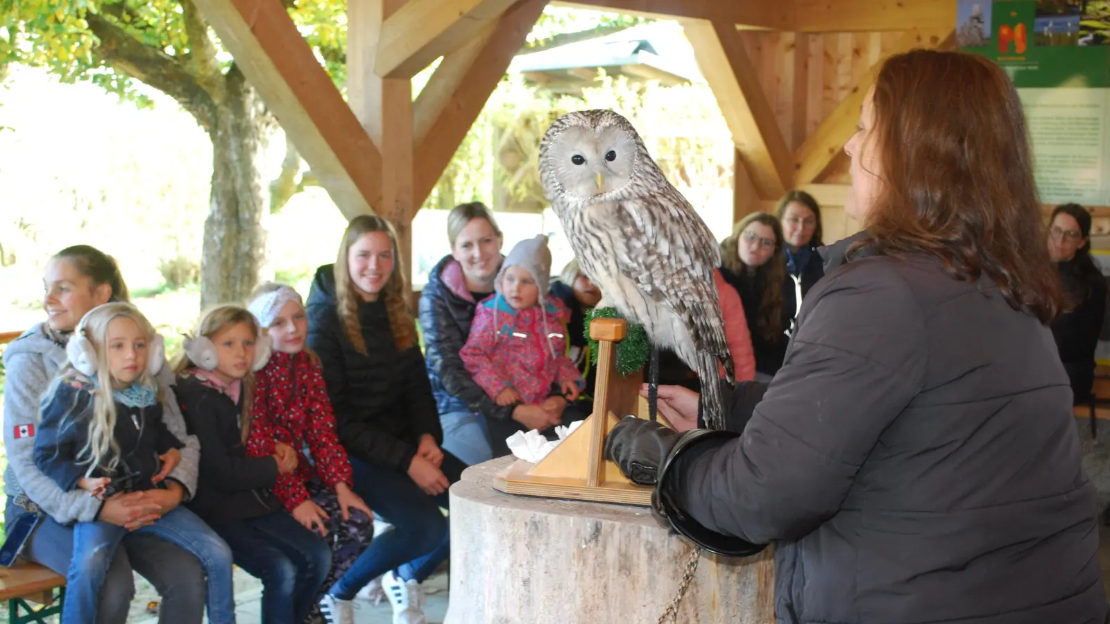 Michaela Domeyer (rechts) hatte Habichtskäuzin „Birke” in den Flosser Kreislehrgarten mitgebracht. (Bild: Christine Schreiber)