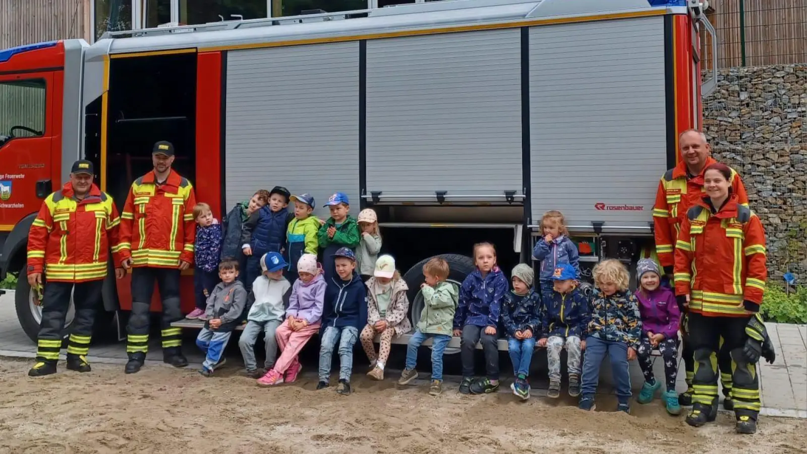 Die Feuerwehrleute mit den Kindergartenkindern  (Bild: Monika Steffens )