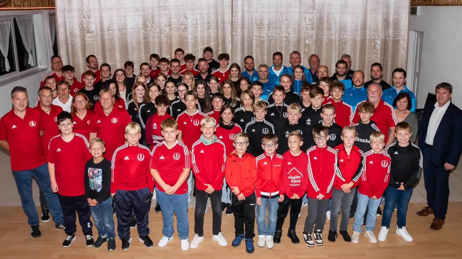 Gesamtgruppenfoto aller geehrten Mannschaften des SC Kirchenthumbach und der SpVgg Thurndorf, SCK Kinderturnen Übungsleiterin Mechthild Eisend-Smith und SCK Platzwarte Fabian Fuhrich, Werner Friedl, Helmut Perl mit SCK Vorstandschaft, Ehrenamtsbeauftragter Stephan Schmidt und den stellvertretenden Bürgermeistern (Bild: Laura Hagenburger)