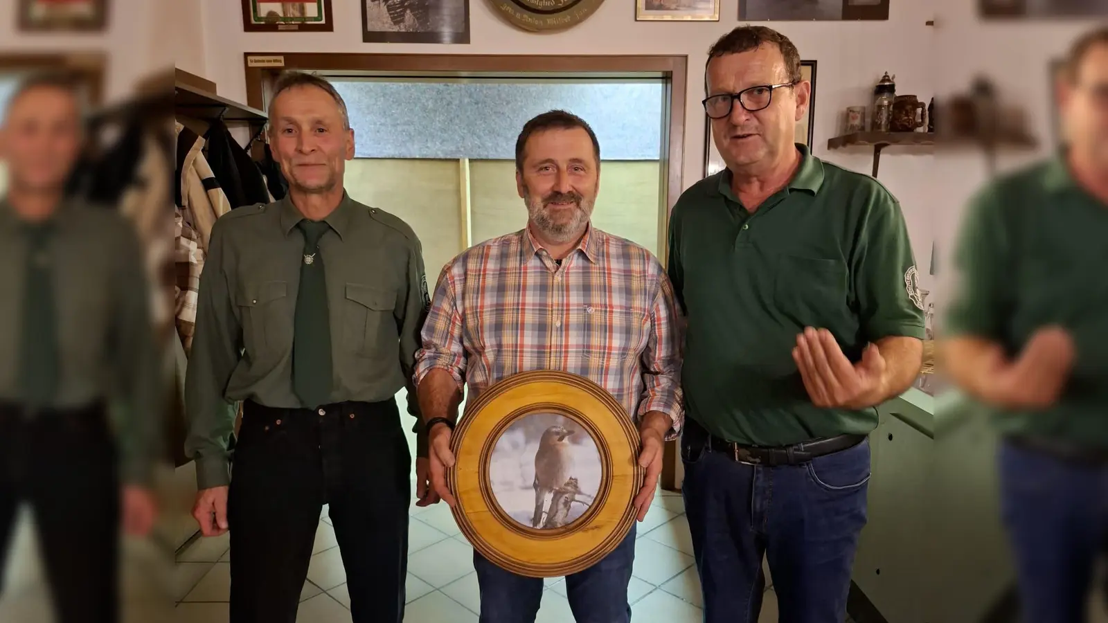 1. Schützenmeister Helmut Werner (rechts) und 2. Schützenmeister Michael Knott aus Charlottenthal übergeben die Ehrenscheibe an Josef Paa aus Schwarzach.  (Bild: Kerstin Werner)