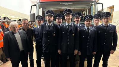 Bürgermeister Johann Wilhelm (links) gratuliert der neu gewählten Vorstandschaft der Feuerwehr Weidenthal-Trichenricht mit (von links) Stefan Reisnecker, Christian Seegerer, Matthias Meier, Max Hutzler, Christian Meier, Stefan Manner, Johannes Eckl, Thomas Blödt und Thomas Haas. (Bild: Feuerwehr Weidenthal/exb)