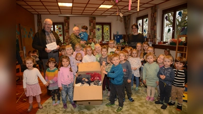 Herbert Putzer, der Vorsitzende der Kinderkrebshilfe Oberpfalz-Nord und Hedwig Reger von der Vohenstraußer Tafel freuen sich über die Geld- und Sachspenden des Kartengartens St. Elisabeth.  (Bild: bey)