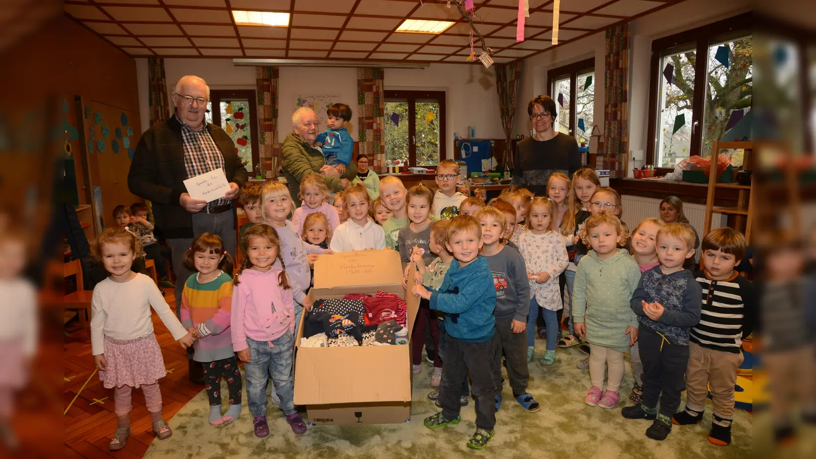 Herbert Putzer, der Vorsitzende der Kinderkrebshilfe Oberpfalz-Nord und Hedwig Reger von der Vohenstraußer Tafel freuen sich über die Geld- und Sachspenden des Kartengartens St. Elisabeth.  (Bild: bey)