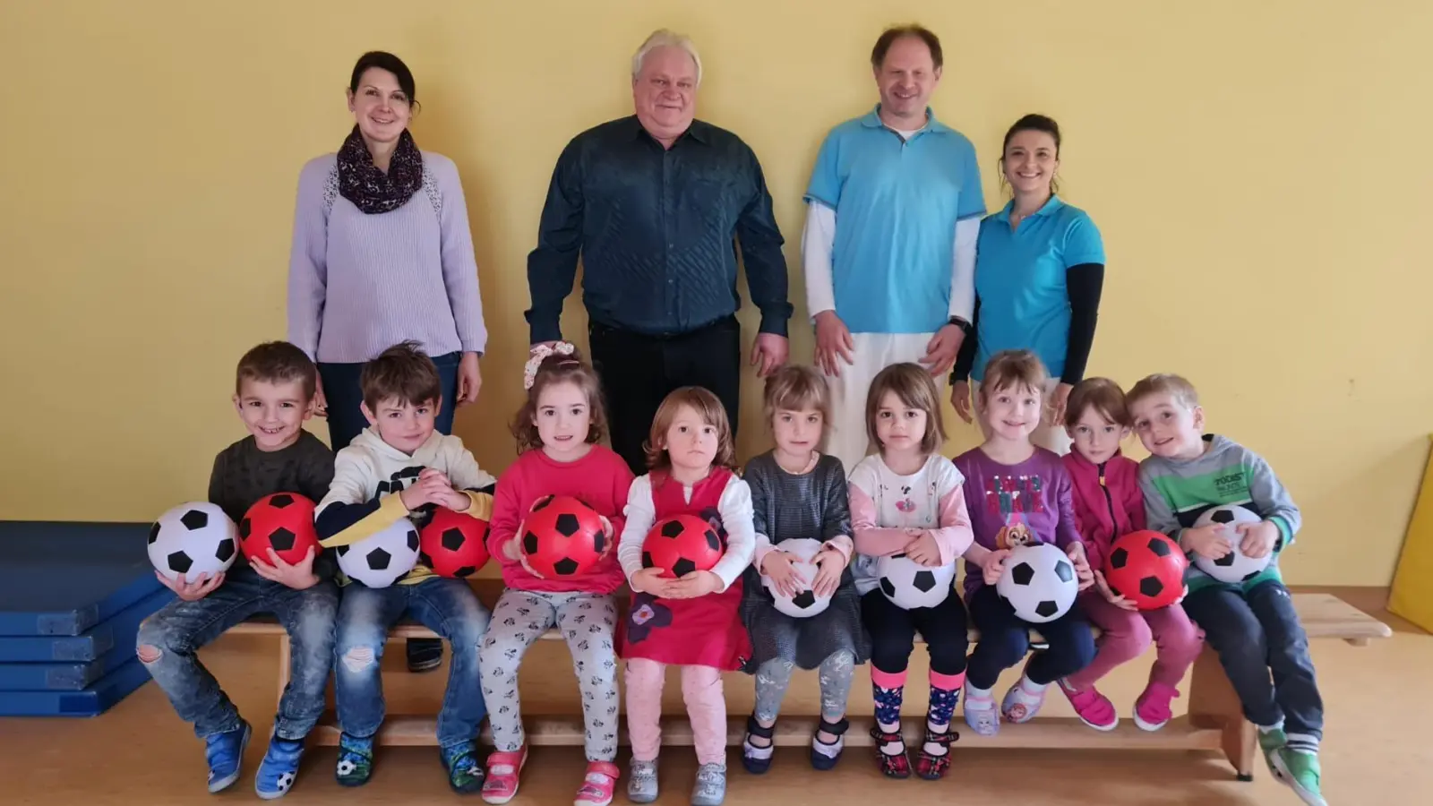 Die Kindergartenleiterin (links hinten) bedankte sich zusammen mit den Kindern bei zwei Sponsoren des Winklarner Kindergartens. von links: Daniela Schmidbauer (Kindergartenleitung), Reinhard Frisch, Martin Ebenhöch und Majda Hildebrand. (Bild: Matthias Niebauer)