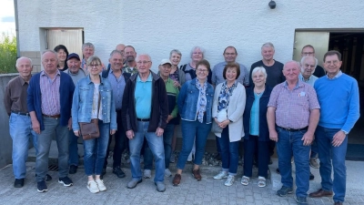 Die ehemaligen Bediensteten der Kaserne beim Besuch der Nord-Ost-Gruppe mit Verbandsvorsitzendem Klaus Zeiser und Wolfgang Stengel (von rechts).  (Bild: Ludwig Dirscherl)