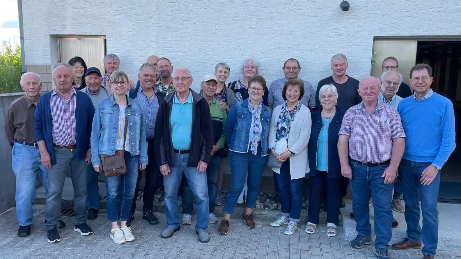 Die ehemaligen Bediensteten der Kaserne beim Besuch der Nord-Ost-Gruppe mit Verbandsvorsitzendem Klaus Zeiser und Wolfgang Stengel (von rechts).  (Bild: Ludwig Dirscherl)