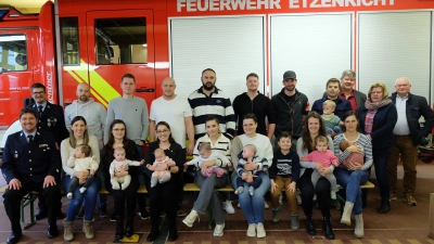 Von Sieben von 14 geladenen Neugeborenen waren zur Rauchmelderübergabe ins Feuerwehrhaus gekommen. Die Verantwortlichen der Feuerwehr links Kommandant Michael Roith und Vorsitzender Allen Rusch freuten sich ebenso wie die Vertreter der CSU mit Vorsitzendem Wolfgang Würschinger (stehend von rechts nach links) FU Vorsitzender Renate Müller und Bürgermeister Martin Schregelmann. (Bild: Syliva Wallinger )