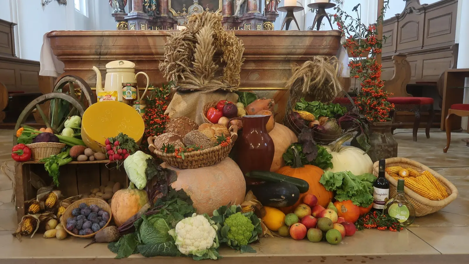 Der Kath. Frauenbund Vilseck gestaltete zum Erntedankfest in der Pfarrkirche St. Ägidius einen wunderbaren Erntedank-Altar. (Bild: Rosi Hasenstab)