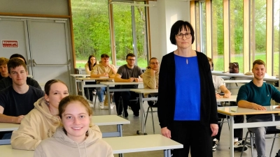 Das Foto zeigt einige Abiturientinnen und Abiturienten im Prüfungsraum mit ihrer Oberstufenkoordinatorin Tanja Bachfischer.  (Bild: Stiftland-Gymnasium/exb)